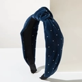 Dettaglio di un cerchietto in velluto blu con nodo e strass argentati luccicanti - Blu