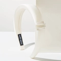 Elegante cerchietto imbottito bianco con tre file di perle e etichetta fatta a mano - Bianco