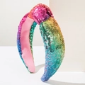 Dettaglio di un cerchietto con paillettes, nodo superiore e sfumatura arcobaleno vivace - Colorato