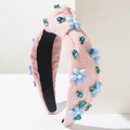 Détail d'un serre-tête en tissu à carreaux roses avec fleurs bleu clair et strass brillants - Carreaux Bleus