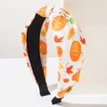 Dettaglio fascia autunnale con stampe di zucca e foglie di acero su tessuto bianco morbido - Zucca Foglia d'Acero