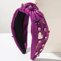 Détail d'un bandeau violet avec nœud, strass et breloques colorées - Violet