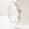 Diadema Barroca con cristales blancos y cadena dorada sobre un soporte elegante blanco - Blanco