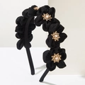 Elegante cerchietto in tessuto nero con fiori 3D e dettagli in perle e strass - Nero