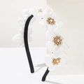 Elegante cerchietto floreale con fiori di raso bianco e perle su fascia nera - Bianco