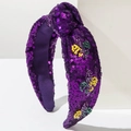 Detalle de diadema de lentejuelas moradas con flores de cuentas y diseño anudado - Púrpura