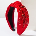 Detail van rode gedraaide haarband met hartvormige strassteentjes en pailletten strik - Rood