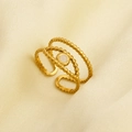 Vue macro d'une bague dorée à 3 rangs avec pierre opale blanche sur fond de soie lisse - Style Pierre Blanche (J861-G-W)