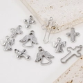 Detalle de colgantes de cruz y ángel en acero inoxidable 304 sobre superficie de piedra - Angel And Cross Mix (Y2-S-10PCS-MIX) / Color Acero