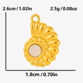 Vue détaillée d'un pendentif coquillage doré de 2,6x1,8cm avec incrustation en nacre - Coquille Dorée - Coquillage Blanc