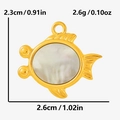 Vue détaillée du pendentif poisson en acier 304 avec nacre et dimensions du produit - Poisson Doré - Coquillage Blanc