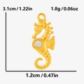 Détail macro du pendentif hippocampe doré avec nacre incluant la mesure de 3,1 cm de haut - Hippocampe Doré - Coquillage Blanc