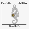 Vue macro détaillée du pendentif hippocampe en acier inoxydable 304 avec incrustation - Hippocampe Argenté - Coquille d'Abalone
