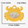 Vue détaillée du pendentif crabe doré avec incrustation de nacre, taille 1,7x2,1cm, 2,3g - Petit Crabe Doré - Coquillage Blanc