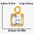 Detaillierte Makroansicht eines goldenen quadratischen Kristallanhängers 0,8x0,5 cm - Gold Aurora Borealis Stil