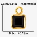 Makroaufnahme eines schwarzen quadratischen Edelsteinanhängers mit goldfarbenen Kanten - Gold und Schwarz Stil