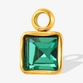 Detail eines quadratischen smaragdgrünen Kristallanhängers mit Gold-Edelstahl-Fassung - Gold Grün