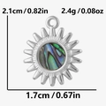 Dettaglio macro del ciondolo a sole con intarsio in abalone naturale e finitura argento - Argento-Conchiglia di Abulone (S2141-S-B)