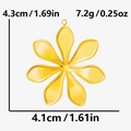 Detailansicht der goldenen Edelstahl-Blumenanhänger mit Abmessungen 4,3x4,1 cm - Gold