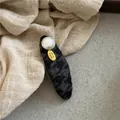 Dettaglio del fermaglio per capelli pied de poule con perla e targhetta Handmade oro - Pied de Poule Ovale BB Clip / Nero e Grigio