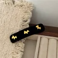 Dettaglio di fermagli per capelli a forma di cane dorato su portagioie in velluto - Nero Ornamento Triplo (Stile Agatha) / Nero