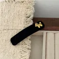 Dettaglio del fermaglio per capelli in velluto nero con cane in metallo dorato e strass - Nero Ornamento Singolo (Stile Agatha) / Nero