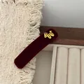 Dettaglio molletta per capelli in velluto rosso con cane dorato e strass lucenti - Rosso Vino Ornamento Singolo (Stile Agatha) / Borgogna