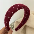 Detalle de diadema de fieltro burdeos con lunares blancos para estilo otoño invierno - Estilo Lunares Rojo Vino