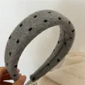 Detalle de diadema de lana gris con lunares negros y textura de relleno de esponja - Estilo Lunares Gris