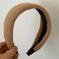 Détail du serre-tête camel montrant le tissu tricoté épais et la texture de la doublure - Kaki