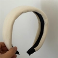 Détail d'un serre-tête en éponge épaisse crème avec doublure antidérapante noire et tissu doux - Blanc Cassé