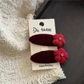 Details von roten Samt-Haarspangen mit handgefertigten Blumen und Glitzersteinen - Weinrote Haarspange (Rote Blume)