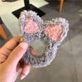 Detailopname van de zachte grijze pluche kattenoor haarelastiekjes met roze accenten - Grijze Kat