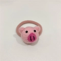 Detail van een handgemaakte roze varkentje haarelastiek van wolvilt voor meisjes - Roze Varkensstijl (A3.5) / Roze