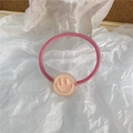 Élastique à cheveux rose avec un pendentif smiley 3D mignon sur fond de papier gaufré - Rose Coréen Sourire