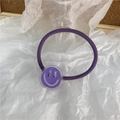 Élastique à cheveux violet avec pendentif smiley de dessin animé sur fond blanc - Smiley Violet