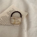 Detail van een haarelastiek met marmerpatroon van acryl op een beige stoffen achtergrond - Off-white Rechthoek