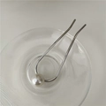 Dettaglio macro di una forcina per capelli a U argento con grande perla bianca - Stile Perla Singola / Argento Perla Singola