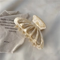 Elegante pinza per capelli in acetato marmorizzato crema con design a conchiglia traforato - Pinza a Fiore Traforata Bianco Sporco (J49-A93)