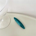 Dettaglio di un fermaglio per capelli in acetato verde scuro con finitura lucida - Blu Pavone (Foglia di Salice)