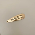 Dettaglio ravvicinato della molletta a goccia in oro chiaro con finitura in metallo spazzolato - Forma a Goccia d'Acqua (B2.1) / Oro