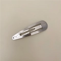 Dettaglio macro della clip per capelli a goccia d'argento con finitura spazzolata e liscia - Forma a Goccia d'Acqua (B2.1) / Argento