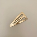 Dettaglio del fermaglio BB triangolare dorato con finitura in metallo spazzolato opaco - Forma Triangolare (B2.1) / Oro