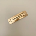 Dettaglio ravvicinato di un fermaglio BB rettangolare dorato minimalista in metallo spazzolato - Forma Quadrata (B2.1) / Oro