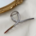 Pince à cheveux minimaliste en métal argenté avec boucles croisées et fini brillant - Gris Argent Brillant
