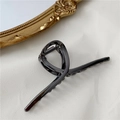 Pince à cheveux en métal noir brillant avec un design croisé élégant et minimaliste - Noir Fusil Brillant