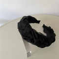 Detail eines schwarzen Organza-Haarreifens mit Punkten und stilvollem Flechtdesign - Schwarz (Punktmuster Haarreif)