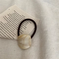 Minimalistische haarelastiek met acryl bedel met marmerpatroon in donkerbruin - Beige Ovaal Monogram