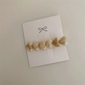 Dettaglio della molletta per capelli in marmo con sei cuori in resina su cartoncino bianco - Forma di Cuore / Bianco Sporco