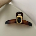 Elegante pinza de pelo grande en resina de carey oscura con detalle metálico dorado - Cuadrado Carey